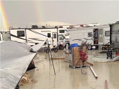 أمريكا.. عشرات الآلاف محاصرون في تجمع وسط صحراء نيفادا بسبب أمطار خلفت قتيلًا