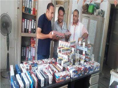 ضبط مواد غذائية مجهولة وسجائر محليه معدة للبيع بالسوق السوداء في الإسكندرية 