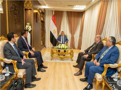 وزير الإنتاج الحربي يبحث التعاون المشترك مع مسؤولي «الخليج للمصاعد»