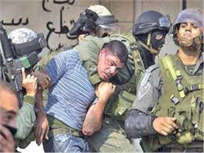 إصابة شاب بالرصاص الحي واعتقال 18 آخرين في الضفة الغربية