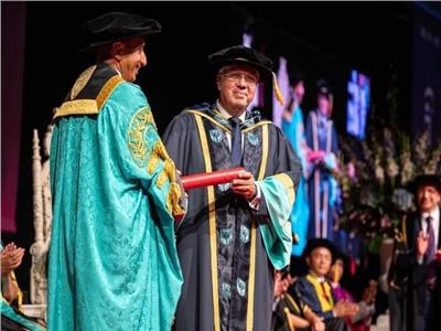 «الخشت» يهنئ وزير التعليم العالي لمنحه الدكتوراه الفخرية من جامعة إيست لندن 