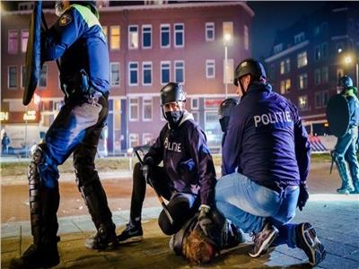 احتجاجات هائلة بهولندا.. والشرطة تستخدم خراطيم المياه لفض التجمعات