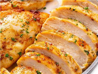«أكلات سريعة».. أسهل طريقة لتحضير صدور الدجاج في القلاية الهوائية
