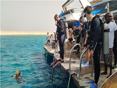 «حملة نظافة» تجمع 200 غطاسًا للمساهمة في حماية البيئة بـ البحر الأحمر