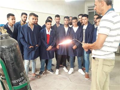 العمل  تدرب الشباب لمهن «التكييف والتبريد والخياطة» بكفر الشيخ 