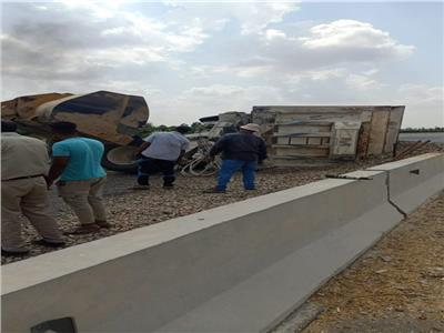 رفع سيارة نقل محملة بالزلط وإعادة فتح طريق 30 يونيو بالإسماعيلية 