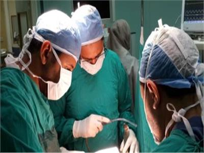 فريق طبي بمستشفى الوقف بقنا ينقذ ربة منزل وجنينها في جراحة نادرة