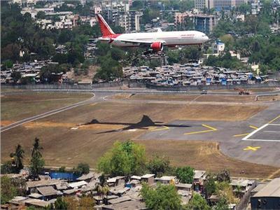 انحراف طائرة خاصة عن مدرج مطار مومباي يتسبب في تأخر الرحلات