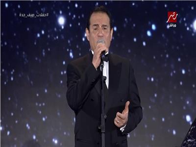 نجل الفنان محمد ثروت يقتحم المسرح ويغني «أبن ابويا»