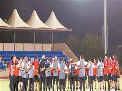 لاعبو الأهلى يؤدون مناسك العمرة ويصلون القاهرة الليلة