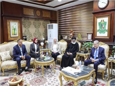 محافظ المنيا يلتقي بوفد لجنة شباب «بيت العائلة المصرية»