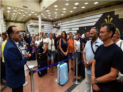رئيس الوزراء يوجه التحية لعدد من السائحين في مطار طابا .. تفاصيل