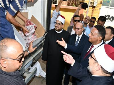وزير الأوقاف ومحافظ الدقهلية يتفقدان توزيع 3 أطنان لحوم من صكوك الإطعام