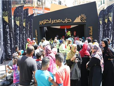 توافد المواطنين على منفذ «مصر أكتوبر» بالإسكندرية لشراء مستلزمات المدارس