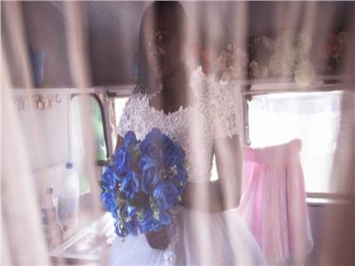 كوافير ومتجر لفساتين الزفاف.. «مركبة صدئة» في خدمة عرائس زيمبابوي