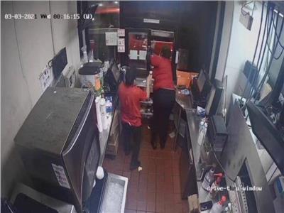 حادث مروع.. عاملة مطعم تفتح النار على زبون بأمريكا |فيديو