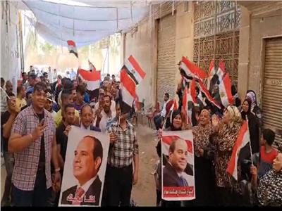 إقبال كبير من أهالي 15 مايو على مقرات الشهر العقاري لتحرير توكيلات تأييد للرئيس السيسي
