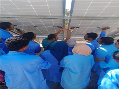  العمل تدرب شباب "الوادي الجديد"على مهنة الطاقة الشمسية 