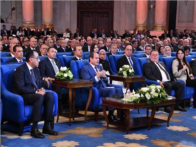 الرئيس السيسي يشاهد فيلمًا تسجيليًا عن ملف الكهرباء بمؤتمر «حكاية وطن»