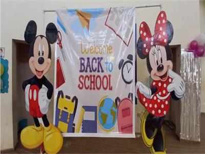 "ميكي ماوس" يرحب بعودة الدراسة في مدرسة بشرق مدينة نصر.. صور