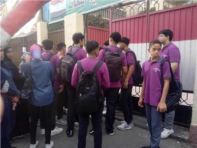 المبتديان الثانوية الرسمية تخالف تعليمات الوزير وتمنع الطلاب من دخول المدرسة 