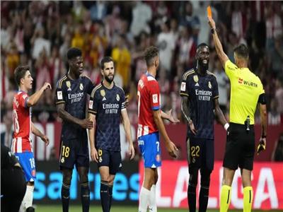 «الإيقاف» يهدد نجم ريال مدريد بالغياب عن مباراة برشلونة