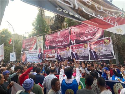 فرحة وأعلام وزغاريط في ميدان بالاس بالمنيا لتأييد الرئيس السيسي