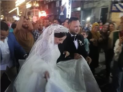 عريس وعروسة يحتفلان مع الآلاف من أبناء الغربية لتأييد الرئيس بطنطا