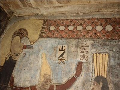 أعمال تنظيف الجزء الأخير من سقف معبد إسنا تظهر المزيد من ألوانه الأصلية| صور
