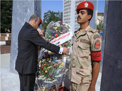 محافظ سوهاج يضع إكليلاً من الزهور على النصب التذكاري لشهداء أكتوبر