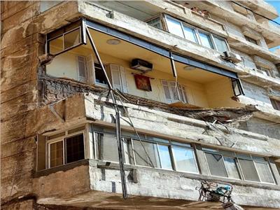 مصرع عامل وإصابة 3 في انهيار شرفة عقار بالإسكندرية.. والحي يُجلي السكان| صور 