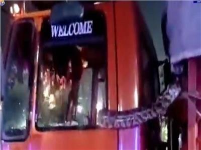 "واقعة مرعبة".. شرطي يمسك ثعباناً عملاقاً تسلل لشاحنة |فيديو