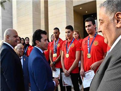 بعد حجز 11 مقعدا بالاولمبياد| وزير الرياضة يكرم لاعبي منتخب الرماية