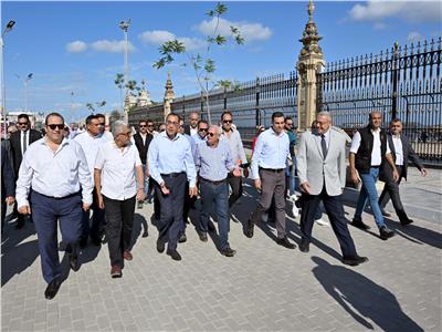خلال جولته ببورسعيد.. رئيس الوزراء يتفقد أعمال تطوير الممشى السياحي 