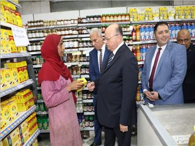 محافظ القاهرة يتفقد الأسواق لمتابعة الالتزام بخفض أسعار السلع الأساسية