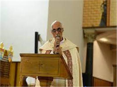رئيس أساقفة الكنيسة الأسقفية يقوم بخدمة تثبيت ومعمودية