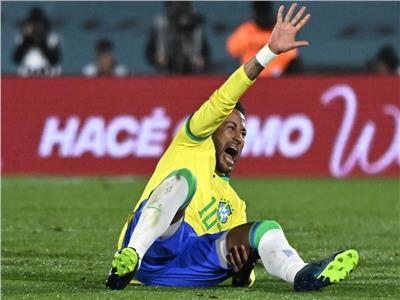 نيمار يتعرض لإصابة خطيرة ويغادر مباراة البرازيل وأوروجواي منهارا