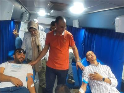 إقبال كبيرعلى التبرع بالدم من أهالى البحيرة لصالح الفلسطينيين فى غزة