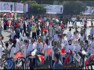 بدء توافد المواطنين عند «المنصة» للتضامن مع أهل غزة | فيديو