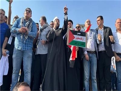الدكتور أسامة الأزهري يقود المتظاهرين بالمنصة لدعم غزة