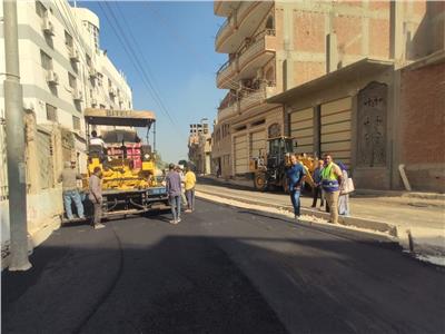 محافظ المنوفية يتابع أعمال الرصف بشارع مجمع المواقف الجديد بأشمون| صور
