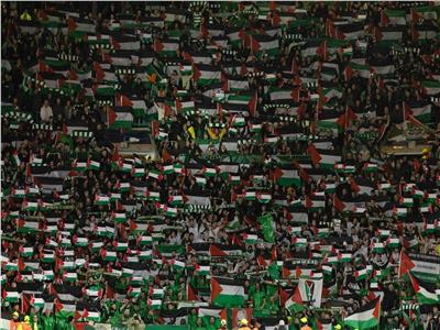 جماهير سيلتيك تتجاهل التحذيرات وتزين الملعب بأعلام فلسطين «فيديو»