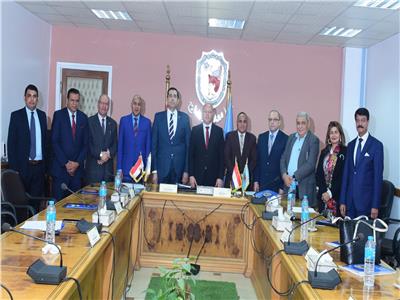 رئيس جامعة سوهاج يجتمع بمجلس إدارة الجامعة المصرية للتعلم الإلكتروني الأهلية