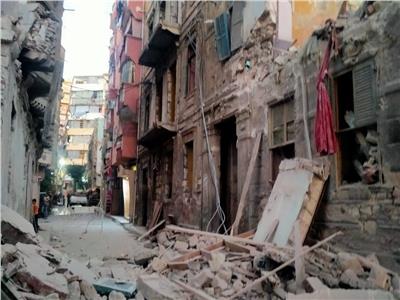 انهيار جزئي لعقار قديم في الإسكندرية دون إصابات | صور