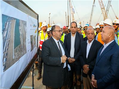 وزير النقل يتفقد المشروعات الجاري تنفيذها بميناء دمياط