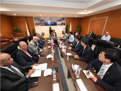 وزير الإسكان يشهد توقيع عقد تصميم وتنفيذ بحيرة العلمين بالتعاون مع شركة صينية
