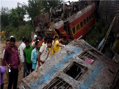 بسبب خطأ بشري.. وفاة 10 أشخاص في حادث تصادم مروع لقطارين بالهند