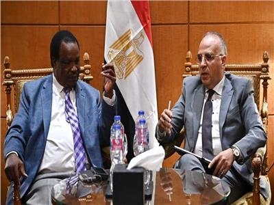 «سويلم» يبحث مع وزير المياه بأوغندا سبل التعاون