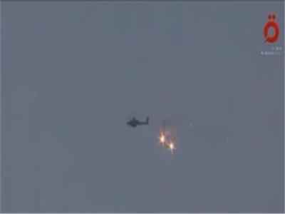طائرة أباتشي إسرائيلية تقصف محيط مدرسة ثانوي ومسجد بقطاع غزة.. فيديو 
