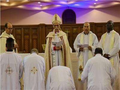 رئيس أساقفة الكنيسة الأسقفية يصلي خدمة رسامة شمامسة وقسيس